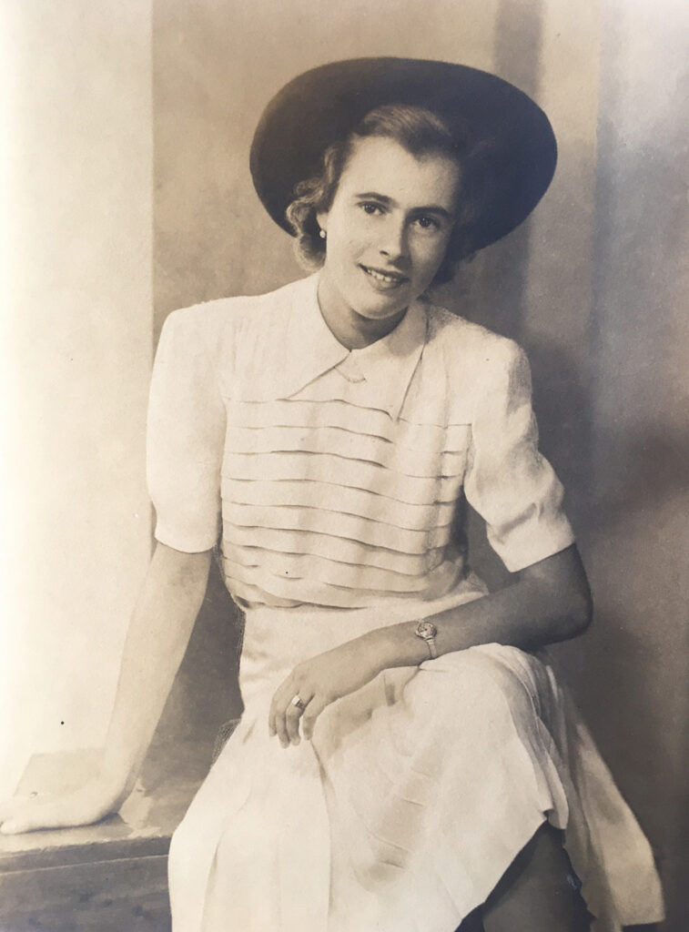 Christa Schneider_ später Przywarra_ Tochter von Arthur und Elisabeth Schneider 1949